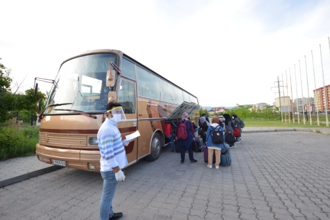 Kırgızistan'daki Türk vatandaşları yurda getirildi